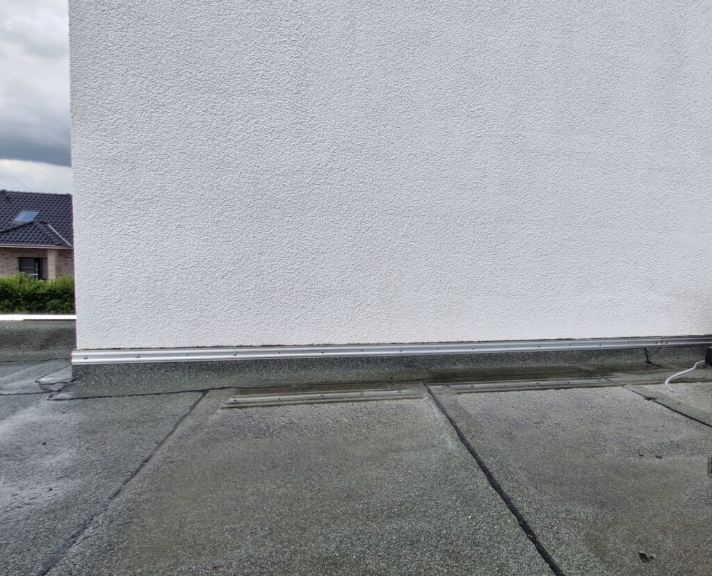 Gereinigte Hausfassade ohne Algen in Hannover – Danbak Gebäudeservice