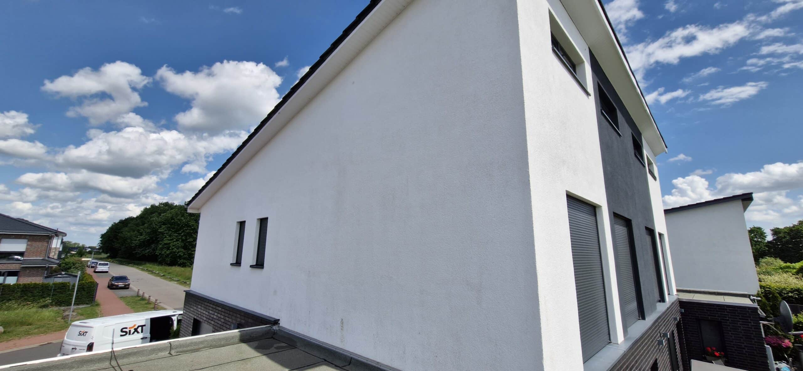 Professionelle Fassadenreinigung an einem Einfamilienhaus in Hannover und Burgdorf